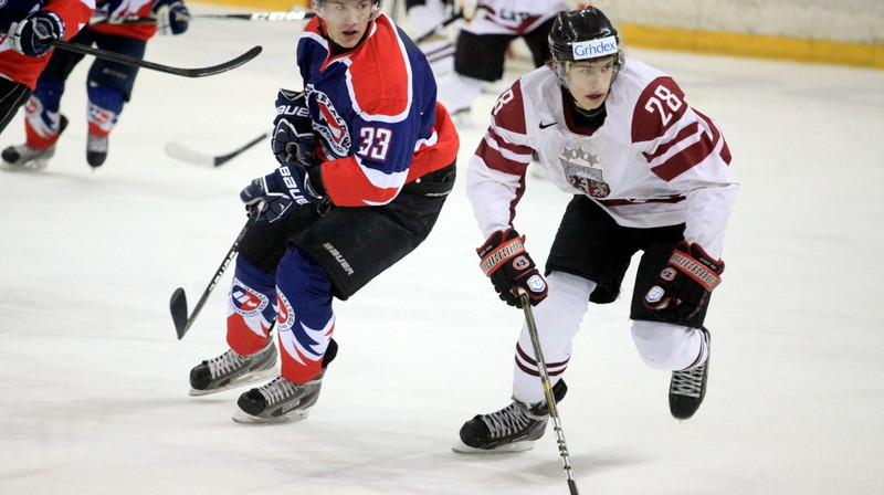Latvijas U20 izlase apspēlē "Liepājas Metalurgs" hokejistus.
Foto: Mārtiņš Aiše