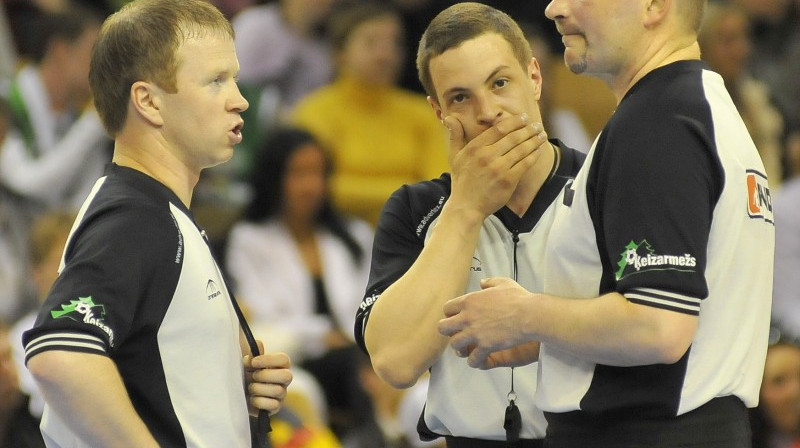 FIBA kategorijas tiesneši (no kreisās): Andris Aunkrogers, Oļegs Latiševs un Juris Kokainis.
Foto: basket.lv