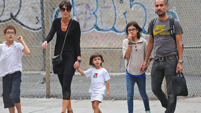 Hoseps Gvardiola ar ģimeni Ņujorkā (septembris)
Foto: FameFlynet Pictures, zimbio.com