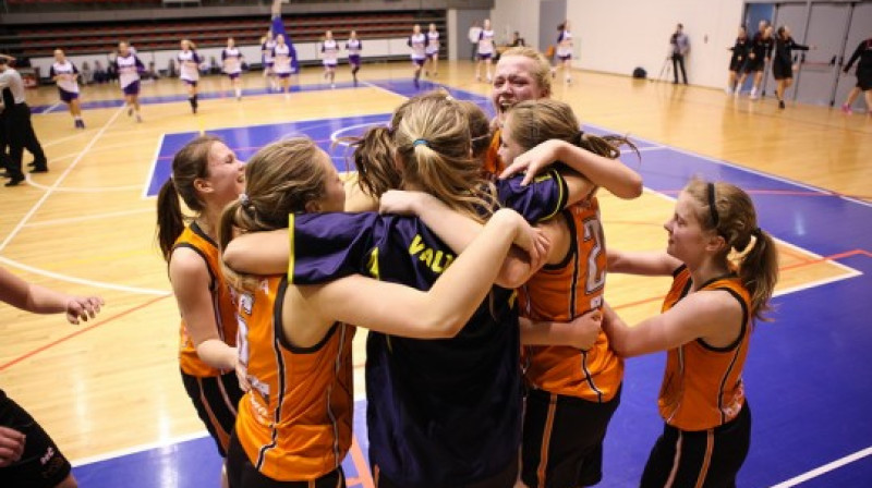 Valmieras meitenes Zemgales Olimpiskajā centrā Jelgavā līksmo par izcīnīto trešo vietu Swedbank LJBL U16 čempionātā
Foto: Billijs Locis, www.basket.lv