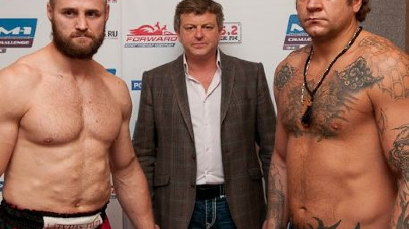 Konstantīns Gluhovs un Aleksandrs Jemeļjaņenko
pēc svēršanās procedūras. Foto: mixfight.ru