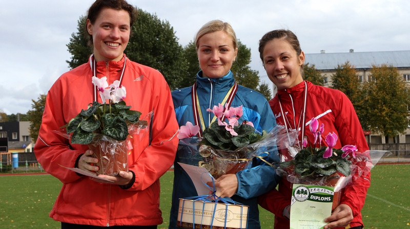 Latvijas čempionāta medaļnieces: Agnese Pastare (no kreisās), Anita Kažemāka un Kristīne Platace
Foto: Ritvars Raits