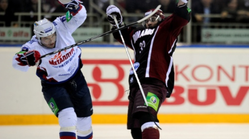 Kaspars Daugaviņš divcīņā ar "Metallurg" hokejistu
Foto: Romāns Kokšarovs (f64)