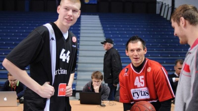 Dāvis Bertāns un Jānis Blūms 
Foto: basketnews.lt