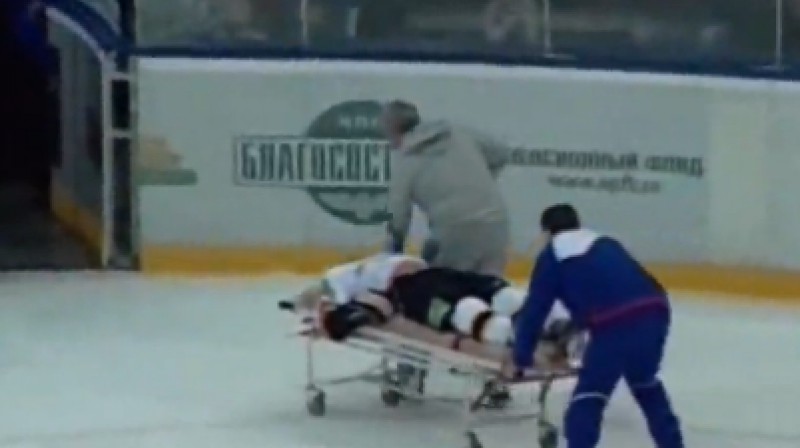 Nokautētais hokejists tiek hospitalizēts
Foto: no KHL video