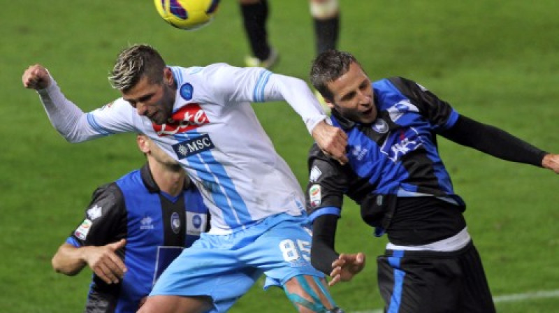 Kadrs no "Napoli" un "Atalanta" spēles.
Foto: AP/Scanpix