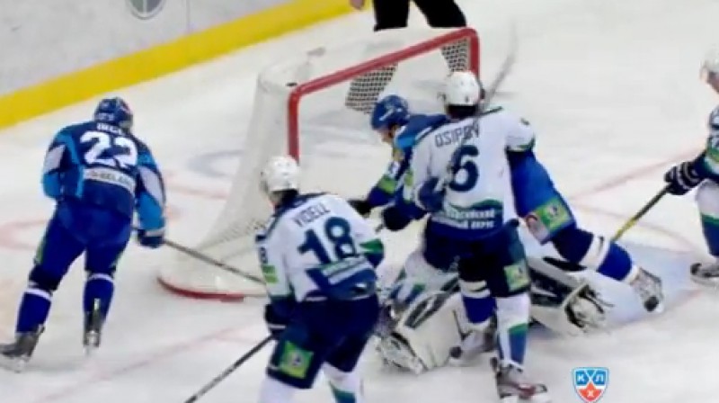 Edgars Masaļskis glābj
Foto: no KHL video