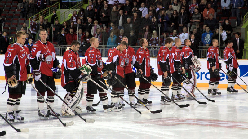Latvijas hokeja izlasei ir jaunas formas. Tomēr ar krekliem vien vēl ir par maz...

Foto: Mārtiņš Aiše