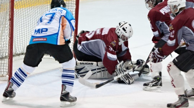 "Ozolnieki"/"Monarch" svinēja otro uzvaru dienu laikā pār jaunajiem SK Rīga96 hokejistiem.
Foto: Vladislavs Proškins