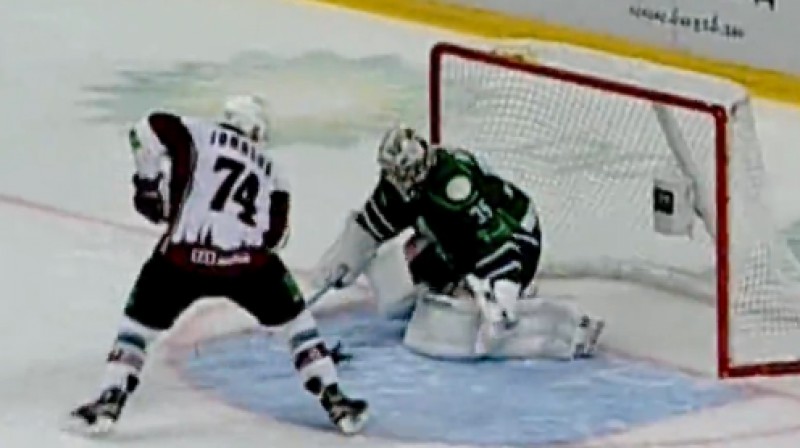 Džeimijs Džonsons nespēj gūt vārtus
Foto: no KHL video