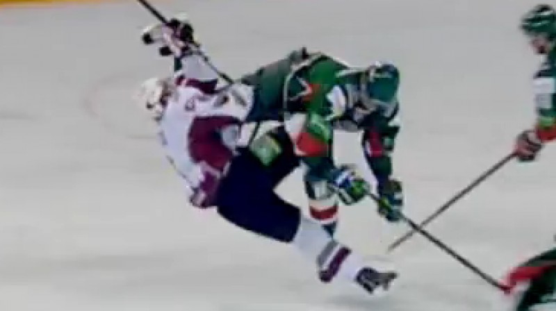 Spēka paņēmiens pret Reķi
Foto: no KHL video
