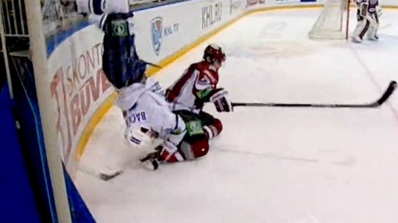 Mārtiņš Porejs apstrādā Niklasu Bekstrēmu
Foto: no KHL video