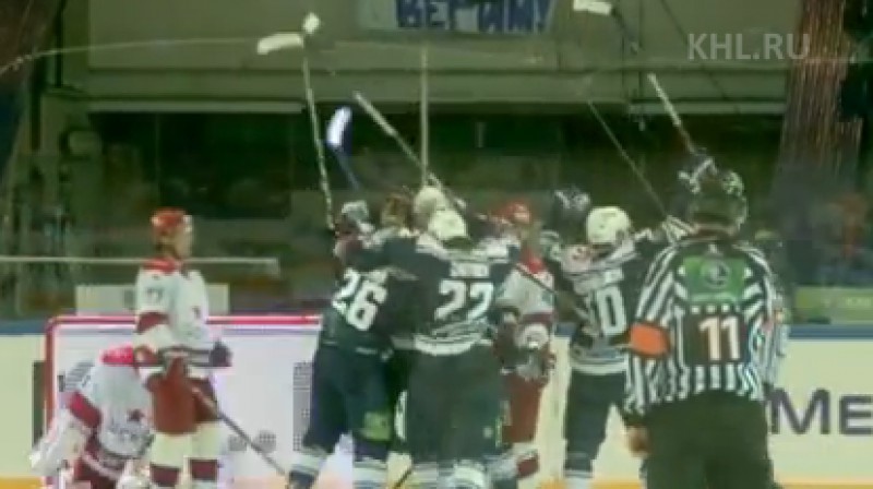 Kuldas "Sibir" spēlētāji svin panākumu
Foto: no KHL video