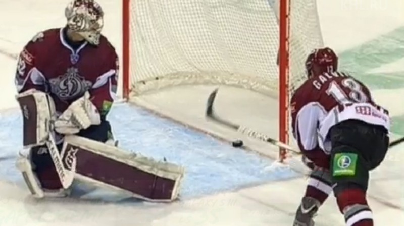 Guntis Galviņš glābj
Foto: no KHL video