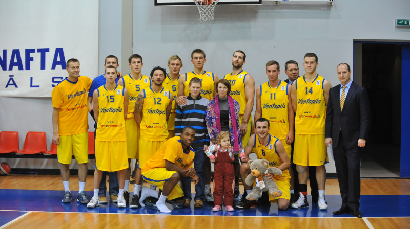 BK "Ventspils" komanda kopā ar Ladu un viņas ģimeni.
foto:bkventspils.lv