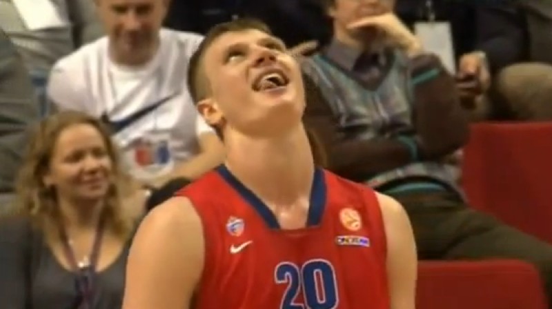 CSKA krievu uzbrucējs Andrejs Voroncevičs neizpratnē par savu rīcību
Foto: no bballhaedlines.com video