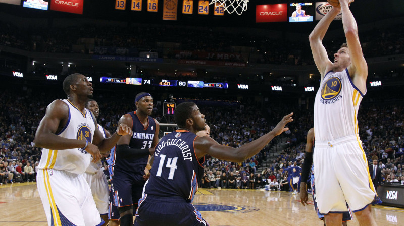 Deivids Lī (pa labi) ar "triple-double" sekmēja "Warriors" kārtējo uzvaru 
Foto: AP/Scanpix