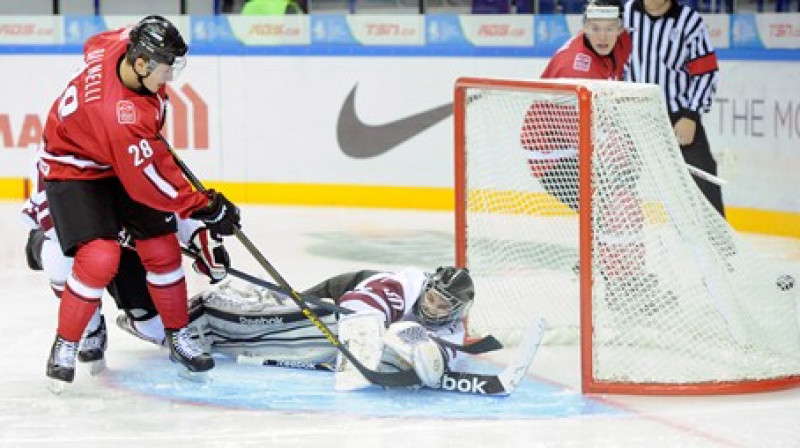 Mūsu komandu nespēja glābt Šveicē spēlējošais vārtsargs Elvis Merzļikins.
Foto: IIHF