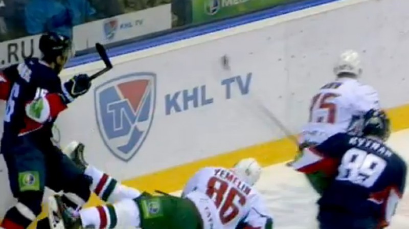 Pēc spēka paņēmiena
Foto: no KHL video.