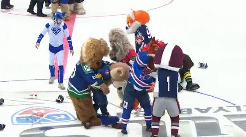 SKA talismans "sit" rīdzinieku (pa labi)
Foto: no KHL video