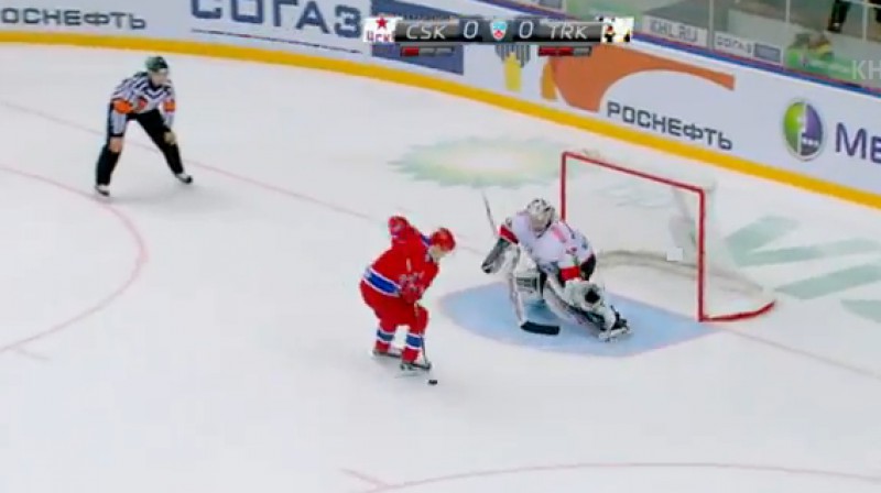 Pāvels Dacjuks gatavojas piemānīt vārtsargu
Foto: no KHL video
