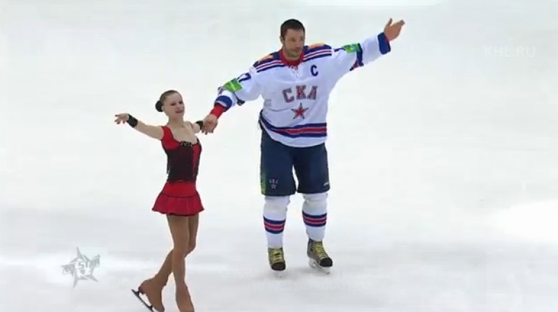 Iļja Kovaļčuks ar deju partneri
Foto: no KHL video