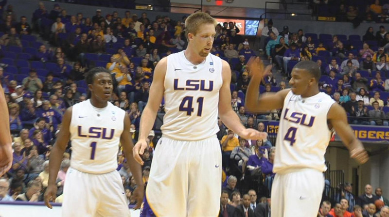 Džastins Hamiltons (centrā) LSU sastāvā nospēlēja vienu sezonu, 2012. gada pavasarī iekļūstot SEC otrajā simboliskajā piecniekā
Foto: www.wbrz.com