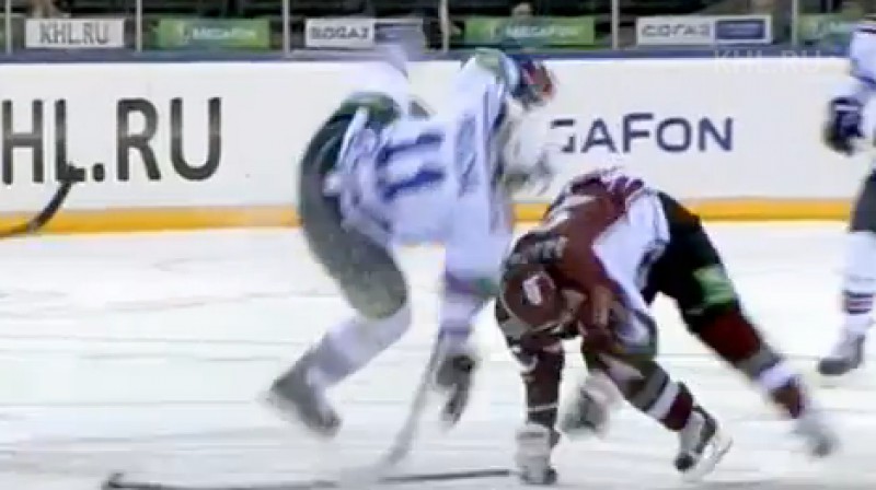 Rodrigo Laviņš izpilda spēka paņēmienu
Foto: no KHL video