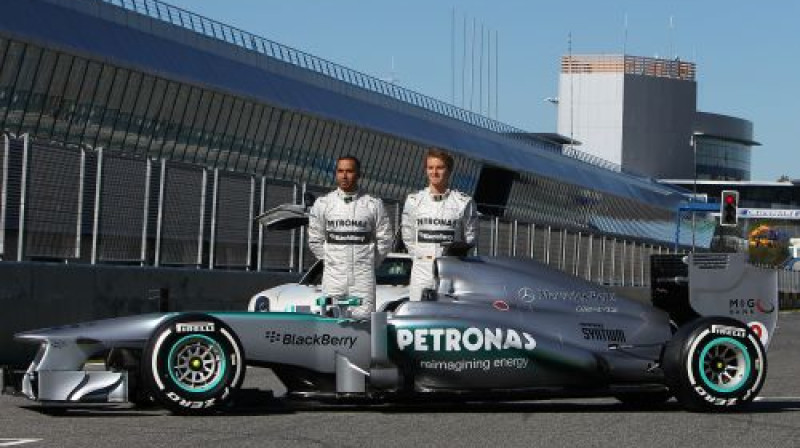 Niko Rosbergs un Lūiss Hamiltons ar ''Mercedes'' jauno F1 modeli.
