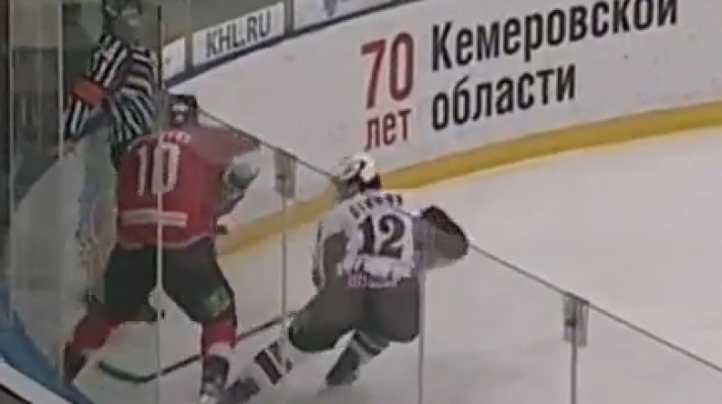 Aleksandrs Žirū izprovocē tiesneša gāšanu
Foto: no KHL video