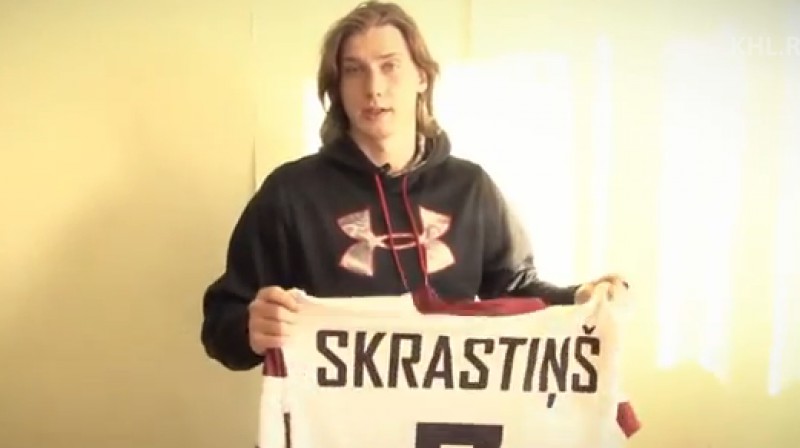 Ainārs Podziņš ar vērtīgu kreklu
Foto: no KHL video