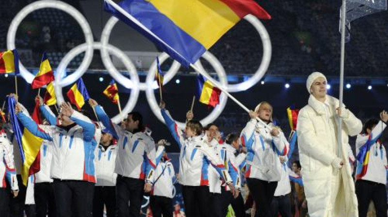 Vankūveras olimpiskajās spēļu atklāšanas ceremonijā Eva Tofalvi nesa Rumānijas karogu
Foto: AFP/Scanpix