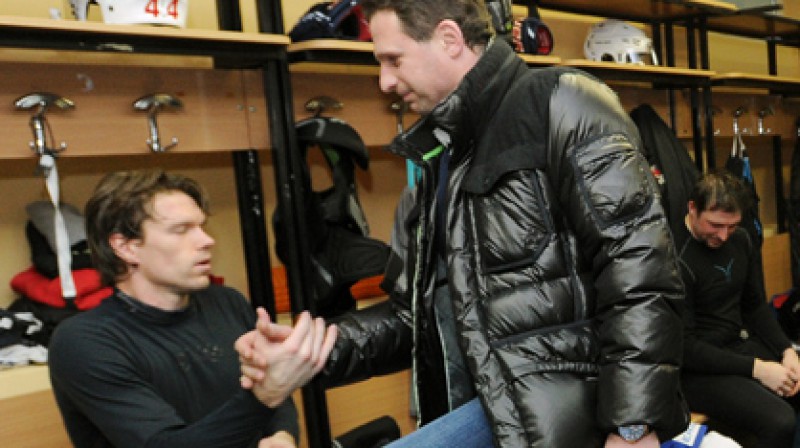 Normunds Sējējs (pa labi) sarokojas ar Niklasu Danielsonu pēc iekļūšanas Gagarina kausā
Foto: levpraha.cz