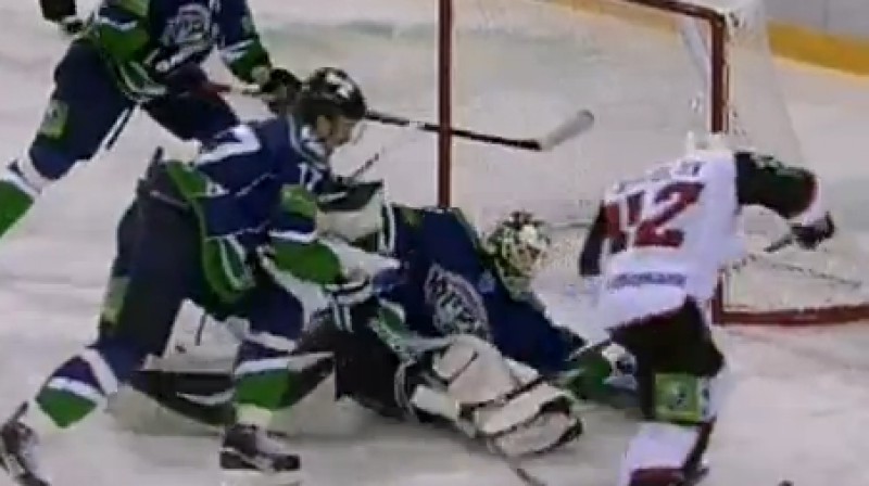 Edgars Masaļskis glābj
Foto: no KHL video