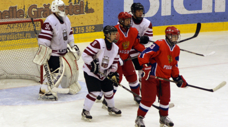 Latvijas U17 izlases hokejistu darbība aizsardzībā
Foto: Mārtiņš Mālmeisters