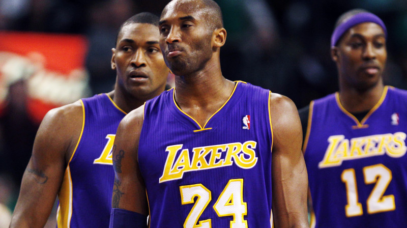 Kobe Braients (priekšplānā) vedīs savu komandu cīņā pret "Celtics"
Foto: AP/Scanpix