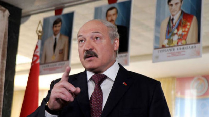 Baltkrievijas prezidents Aleksandrs Lukašenko parūpējies par kārtīgu hokeja čempionātu. Intrigas vēl būs...
Foto: AFP / Scanpix