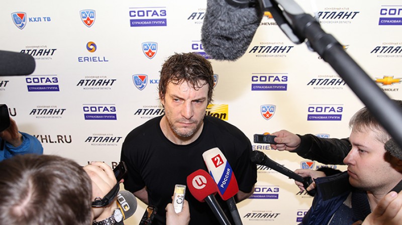 Sandis Ozoliņš žurnālistu ielenkumā pēc uzvaras pār SKA
Foto: atlant-mo.ru