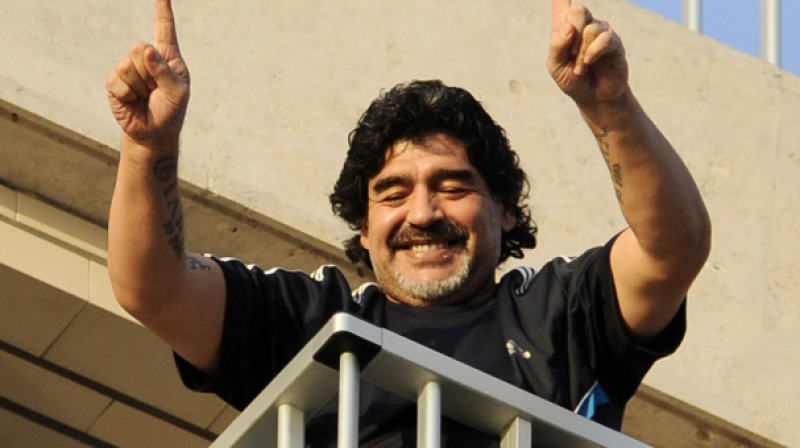 Djēgo Maradona apsveicinās ar faniem pirms preses konferences Neapolē
Foto: AP / Scanpix