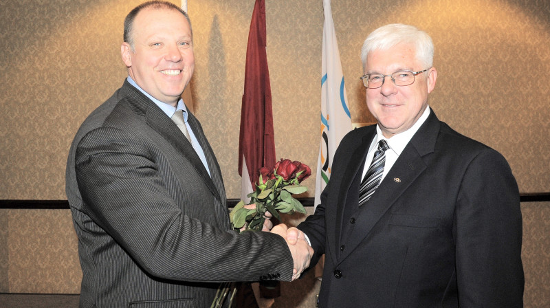 Jaunievēlētais LOK viceprezidents Raimonds Bergmanis un LOK prezidents Aldons Vrubļevskis.
Foto: Gints Ivuškāns, f64