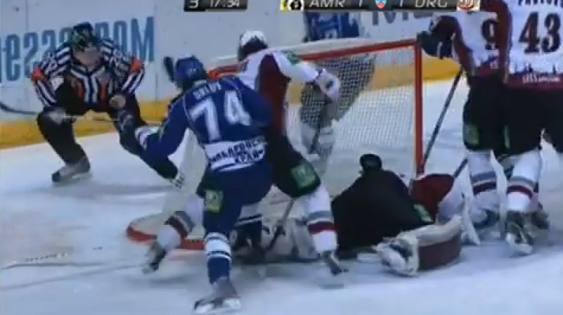 "Amur" spēlētājs uzgrūž aizsargu virsū vārtsargam un gūst vārtus
Foto: no KHL video