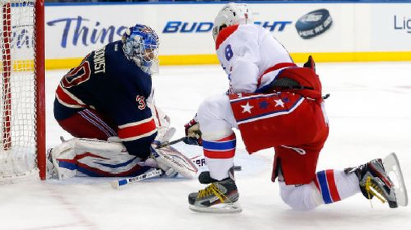 Aleksandrs Ovečkins pret Henriku Lundkvistu
Foto: AFP/Scanpix