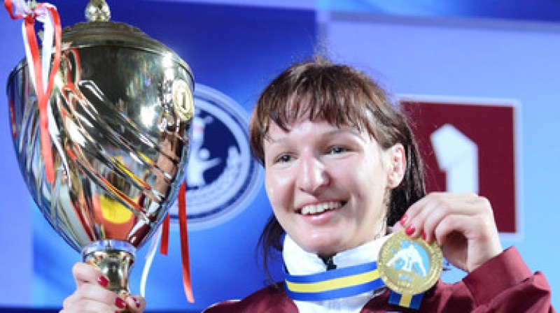 Anastasija Grigorjeva ar EČ zelta medaļu un kausu
Foto: wrestrus.ru