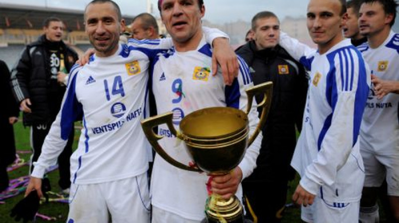 Mihails Ziziļevs (nr. 14) "Ventspils" sastāvā kļūst par 2008.gada Latvijas čempionu
Foto: Romāns Kokšarovs, Sporta Avīze, f64