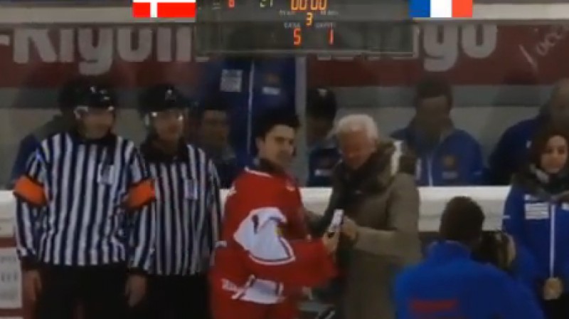 Georgs Sorensens saņem labākā spēlētāja balvu
Foto: no IIHF video