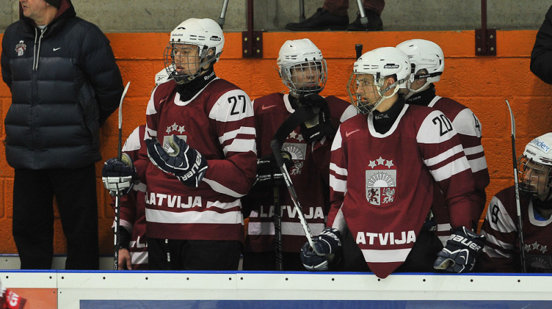 Vjačeslavs Nazarovs un Latvijas U18 hokeja izlase.
Foto: Aivars Liepiņš, Diena