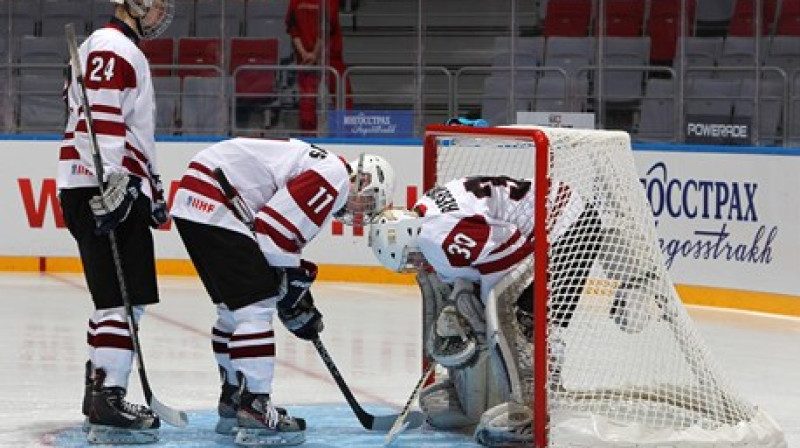 Arī spēlē pret Čehiju glābējs nebija Latvijas izlases vārtsargs Maksims Rešetņikovs
Foto: Matthew Murnaghan/HHOF-IIHF Image