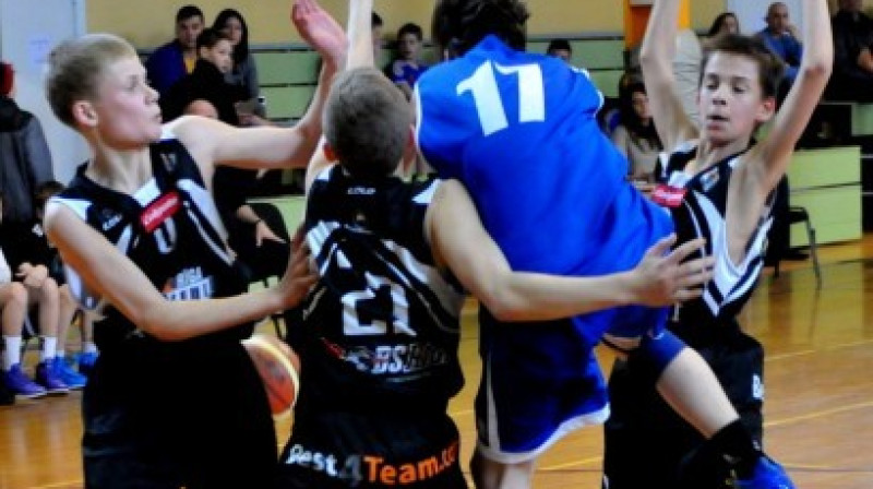 Basketbols U13 grupā: spriedze un emocijas.
Foto: Romualds Vambuts