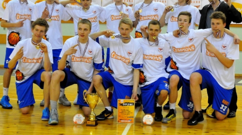 BJBS Rīga/DSN: Jaunatnes basketbola līgas čempionu zelts Balticovo U16 grupā.
Foto: Romualds Vambuts