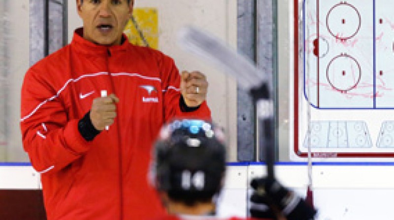 Austrijas izlases galvenais treneris Menijs Viveiross treniņā pirms mača pret Latviju
Foto: eishockey.at